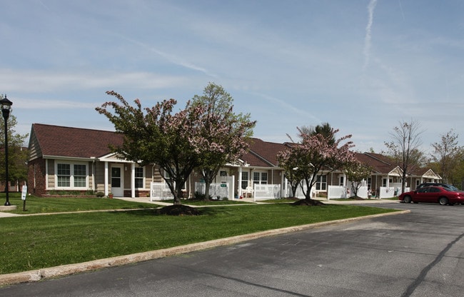Lakeview Village in Middlefield, OH - Foto de edificio - Building Photo