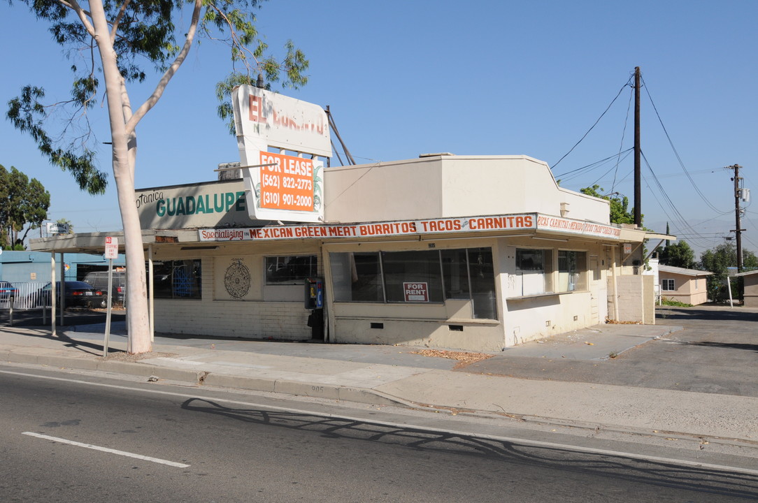 903 E 6th St in Corona, CA - Building Photo