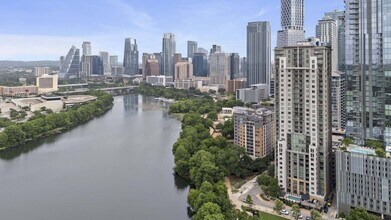 Windsor on the Lake in Austin, TX - Foto de edificio - Building Photo