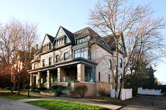 Franklin West Apartments, Leasing Office in Pittsburgh, PA - Foto de edificio - Building Photo