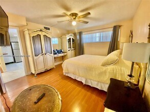 671 S Hollybrook Dr in Pembroke Pines, FL - Building Photo - Building Photo