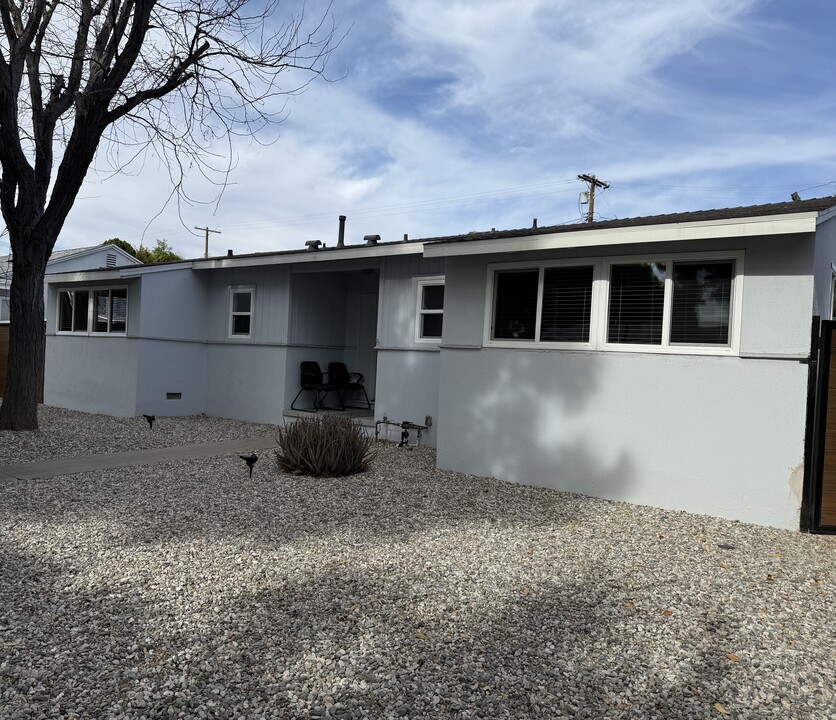 15825 Devonshire St in Granada Hills, CA - Foto de edificio