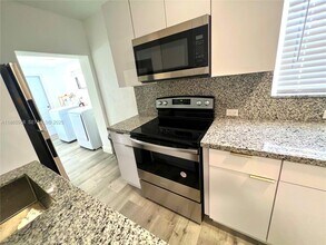 140 NW 124th St in North Miami, FL - Foto de edificio - Building Photo