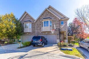 1521 Stonegate Manor in Mount Prospect, IL - Building Photo