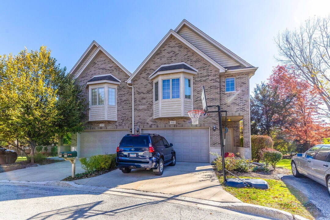 1521 Stonegate Manor in Mount Prospect, IL - Building Photo