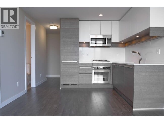 4485 Skyline Dr in Burnaby, BC - Building Photo - Building Photo