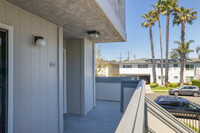 Westbay Apartments in Costa Mesa, CA - Foto de edificio - Building Photo