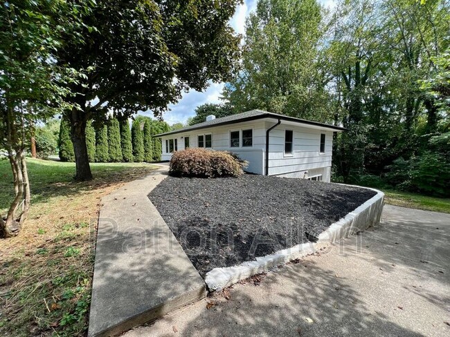 15 Pinedale Rd in Candler, NC - Foto de edificio - Building Photo