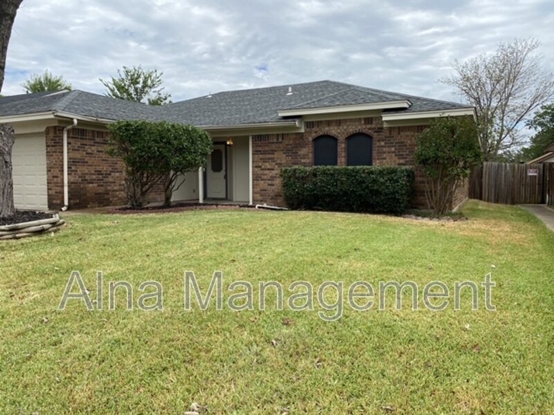 6461 Whitehurst Dr in Watauga, TX - Building Photo