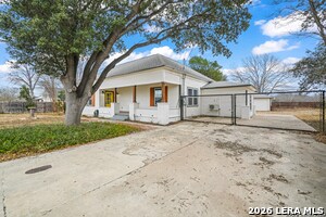 1301 Ave K in Hondo, TX - Building Photo