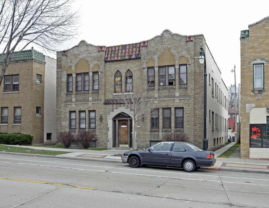 3532 N Oakland Ave in Milwaukee, WI - Building Photo