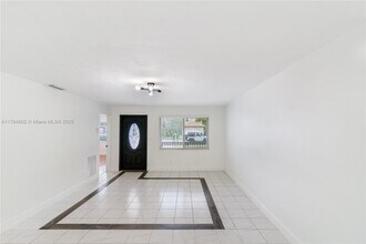 6330 SW 27th St in Miami, FL - Foto de edificio - Building Photo