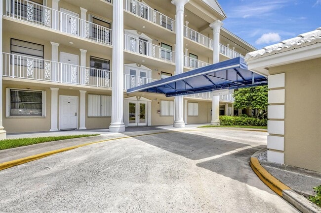 3521 Village Blvd, Unit 305 in West Palm Beach, FL - Foto de edificio - Building Photo