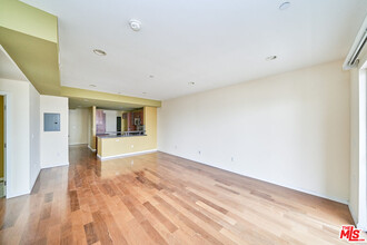 940 Elden Ave-Unit -407 in Los Angeles, CA - Building Photo - Building Photo