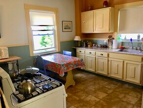 31 Thurston St, Unit 6 in Somerville, MA - Foto de edificio - Building Photo