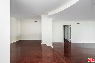 137 S Palm Dr in Beverly Hills, CA - Building Photo - Building Photo