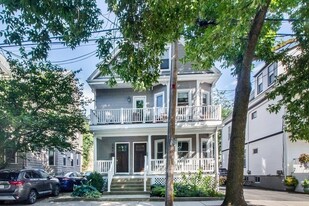 259 Willow Ave, Unit 1 in Somerville, MA - Building Photo
