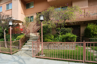 Sandpiper Apartments in Studio City, CA - Building Photo - Building Photo