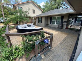 10313 Shadow Oaks Dr in Houston, TX - Building Photo