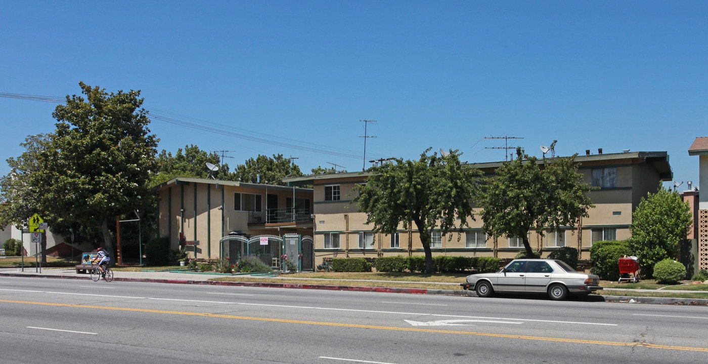 Martinique Apartments in Arleta, CA - Foto de edificio