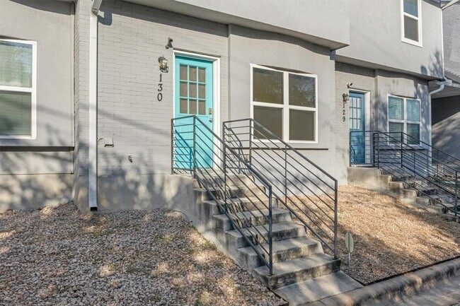 6211 Manor Rd in Austin, TX - Building Photo - Building Photo