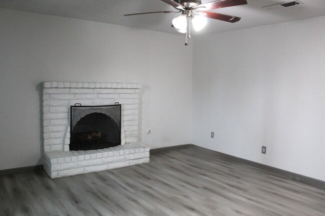 2601 Courtleigh Dr in Bakersfield, CA - Building Photo - Building Photo