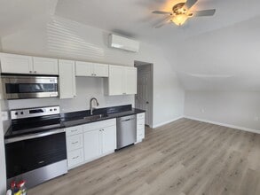 14 Oak St, Unit 3 in Derry, NH - Building Photo - Building Photo