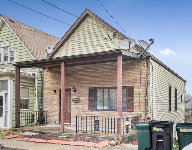 1505 Ridge Ave in Braddock, PA - Foto de edificio - Building Photo