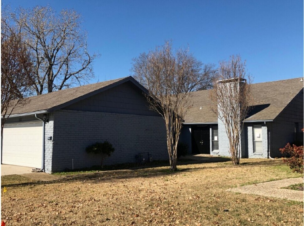 2205 Heritage Cir in Carrollton, TX - Building Photo