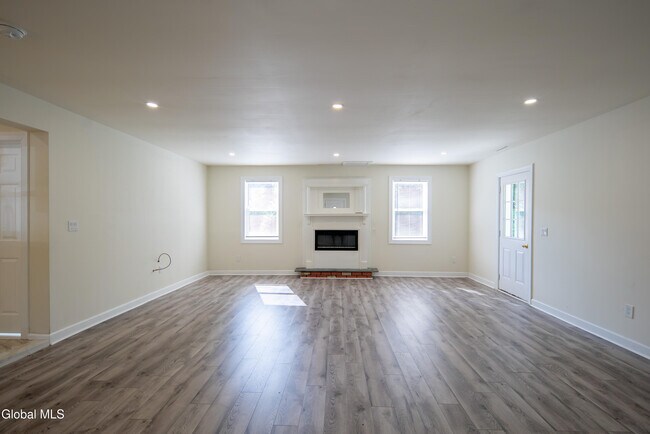 489 Grooms Rd in Clifton Park, NY - Building Photo - Building Photo