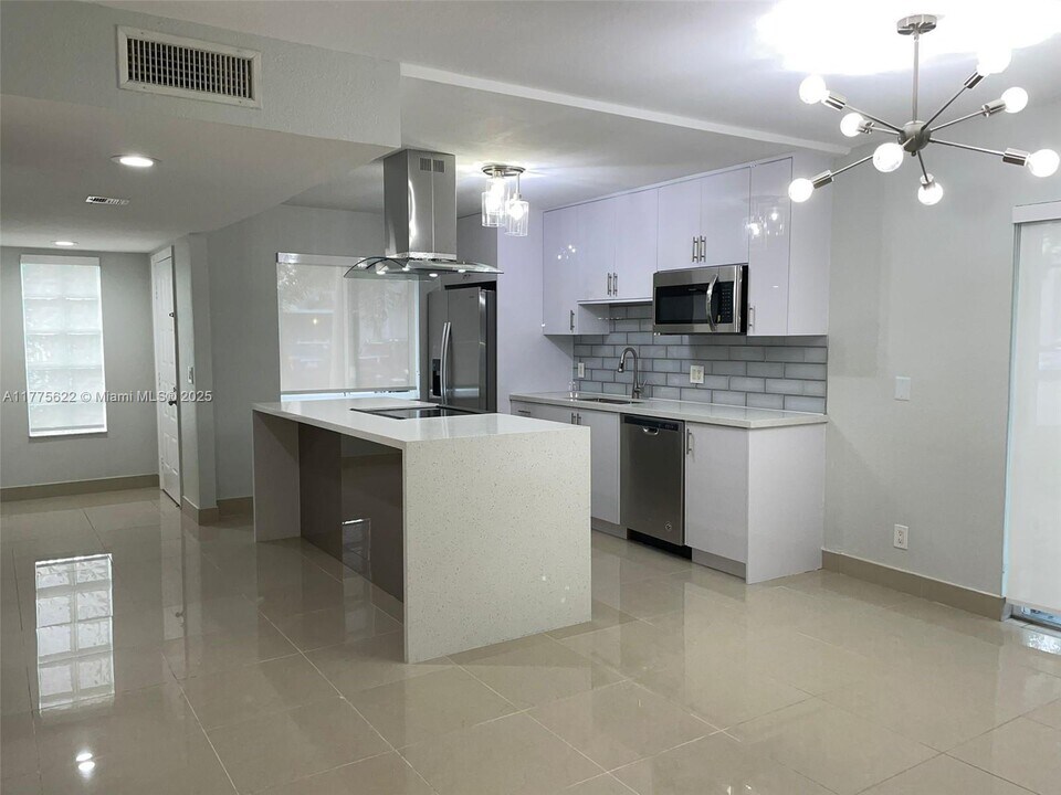 16571 Blatt Blvd in Weston, FL - Building Photo