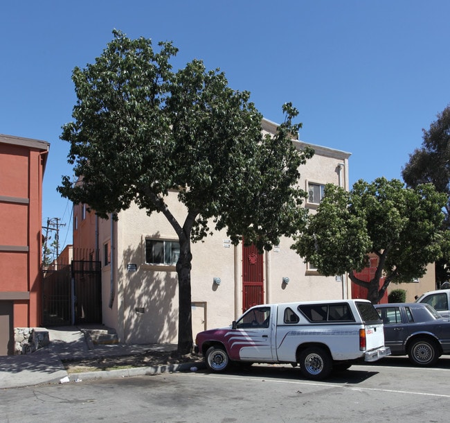 1640-1646 Locust Ave in Long Beach, CA - Foto de edificio - Building Photo