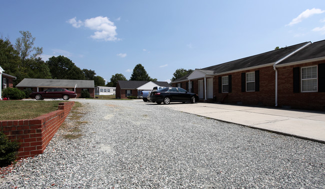 1336 E Main St in Graham, NC - Building Photo - Building Photo