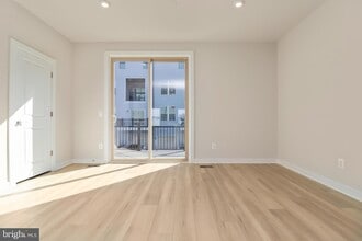 2176 Glacier Rd in Herndon, VA - Building Photo - Building Photo