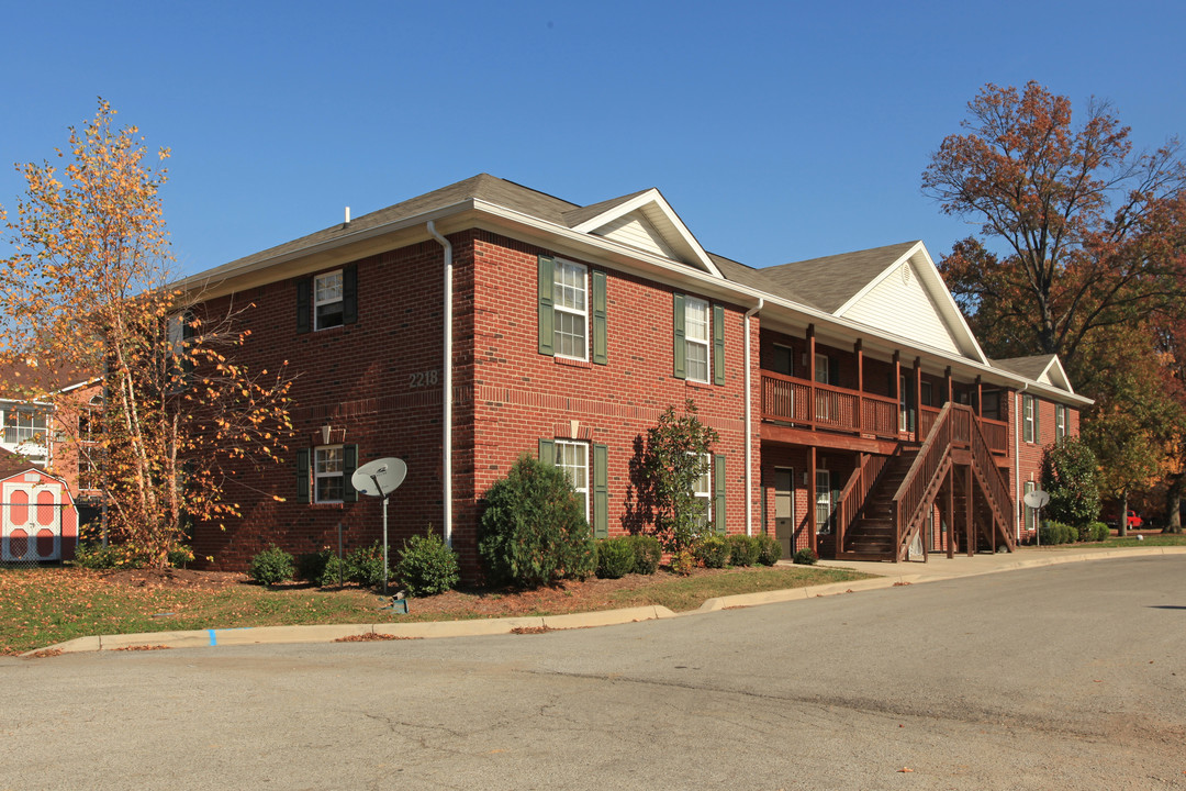 Old Bardstown Court Apartments in Louisville, KY - Foto de edificio