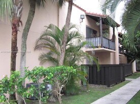 10804 N Kendall Dr in Miami, FL - Building Photo
