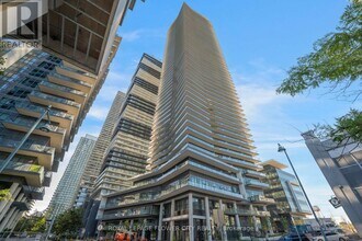 38 Annie Craig Dr in Toronto, ON - Building Photo - Building Photo