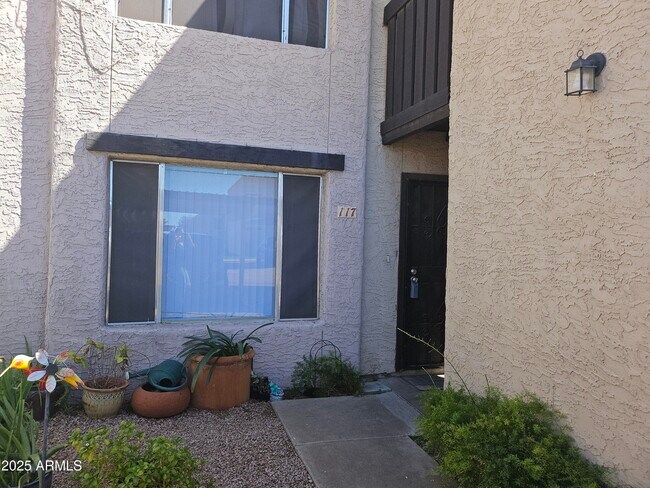 property at 1927 E Hampton Ave