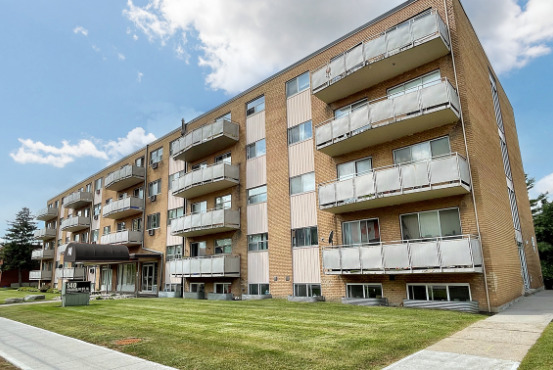 Franklin Manor Apartments in Kitchener, ON - Building Photo