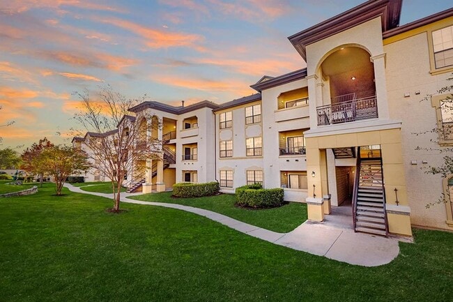 12800 Center Lake Dr in Austin, TX - Building Photo - Building Photo