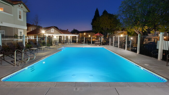 Camino Ruiz Square in Camarillo, CA - Foto de edificio - Building Photo