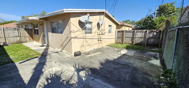 2860 NW 15th St in Fort Lauderdale, FL - Foto de edificio - Building Photo