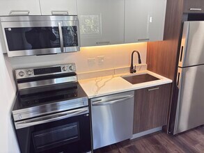 1555 W Hollywood Ave, Unit 313 in Chicago, IL - Building Photo - Building Photo