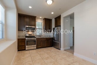 680 W Waterman Dr in Tracy, CA - Building Photo - Building Photo