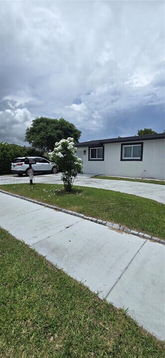9805 Marlin Rd in Cutler Bay, FL - Building Photo