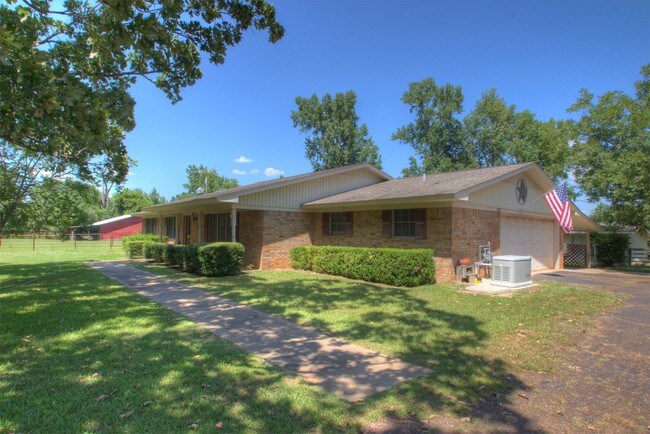 303 Clements Rd in Queen City, TX - Building Photo - Building Photo