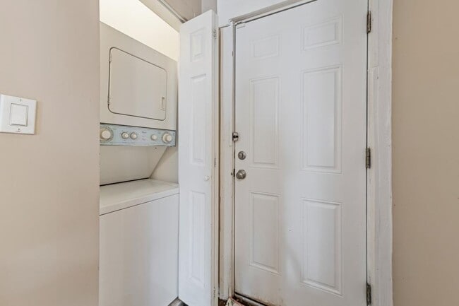 property at 1214 W Melrose St
