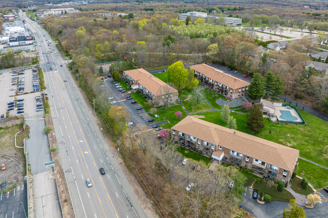 Westgate Condominiums in East Greenwich, RI - Foto de edificio - Building Photo
