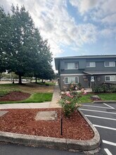 Crown Ridge Apartments in Salem, OR - Building Photo - Building Photo