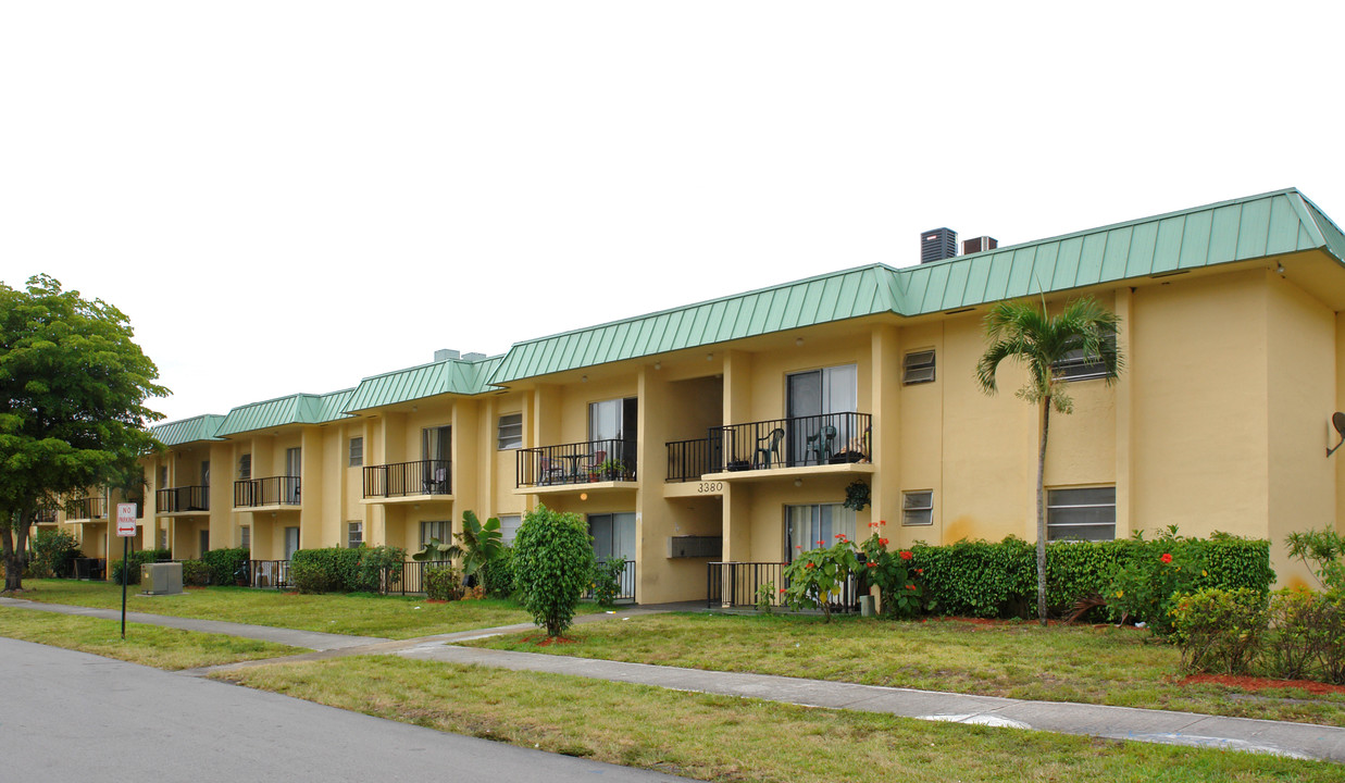 Newcastle Apartments in Fort Lauderdale, FL - Building Photo